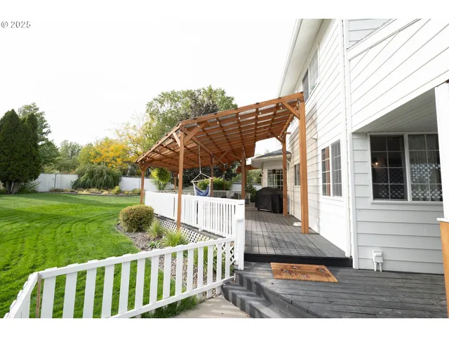 a view of a house with backyard and porch