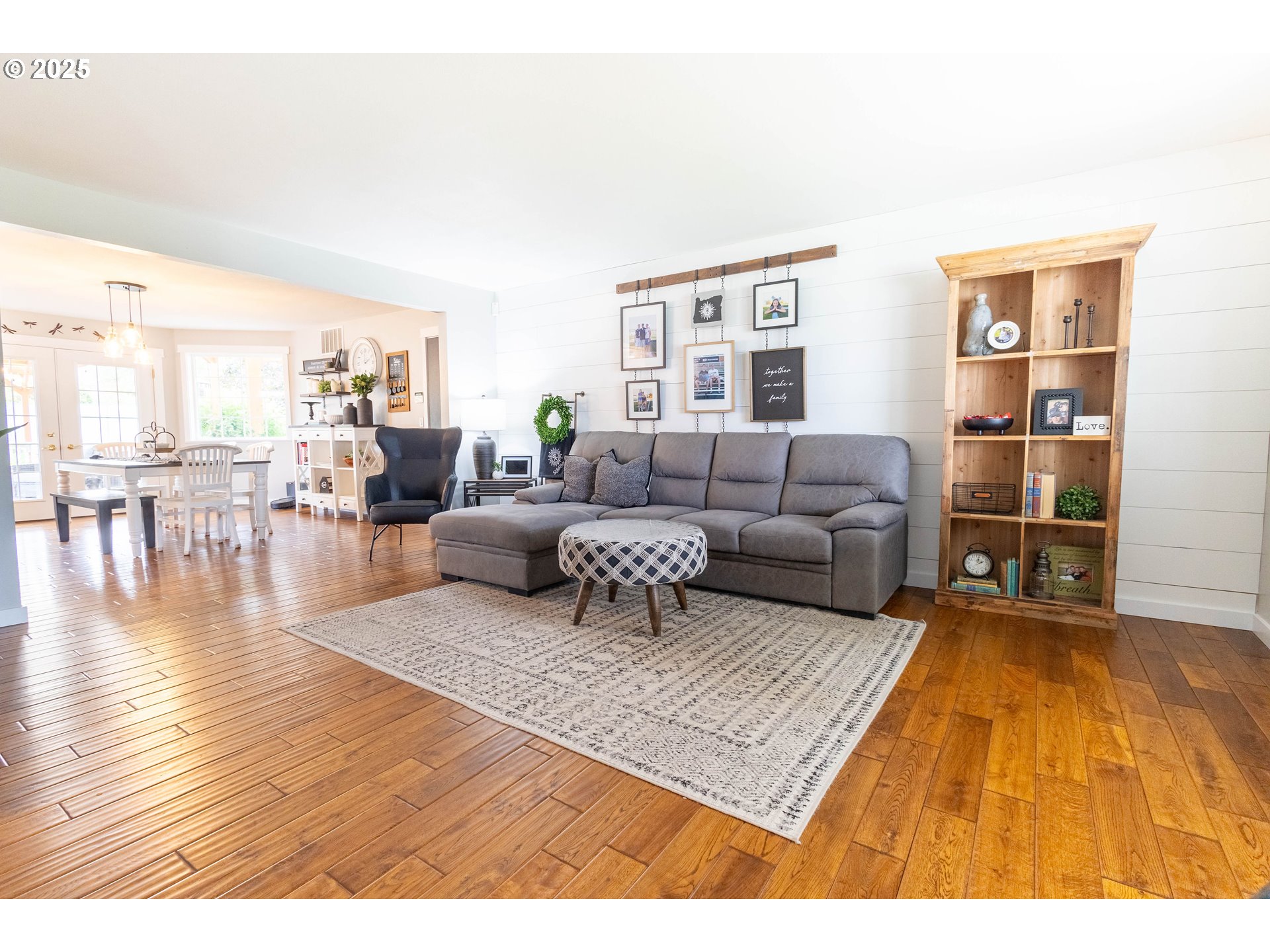 2000 Scorpio Drive La Grande, OR 97850 - Photo 4 of 36 a living room with furniture and a wooden floor