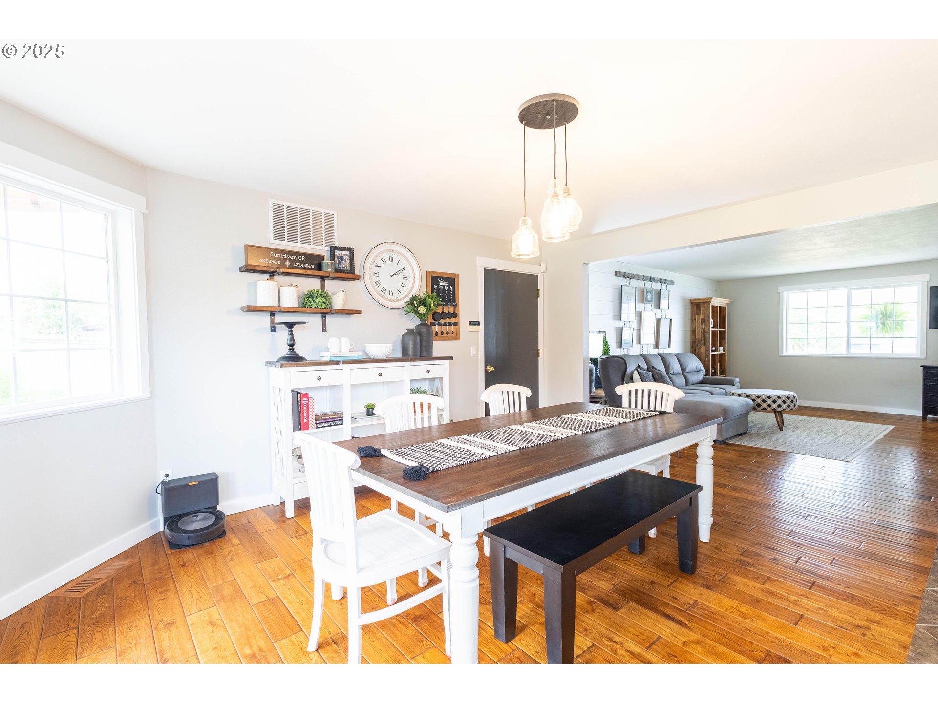 2000 Scorpio Drive La Grande, OR 97850 - Photo 7 of 36 a view of a dining room with furniture