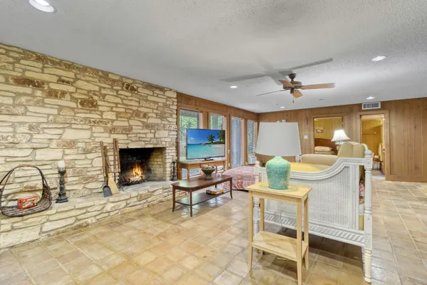 $749,000 | 618 Palmetto Drive, Livingston, TX 77351