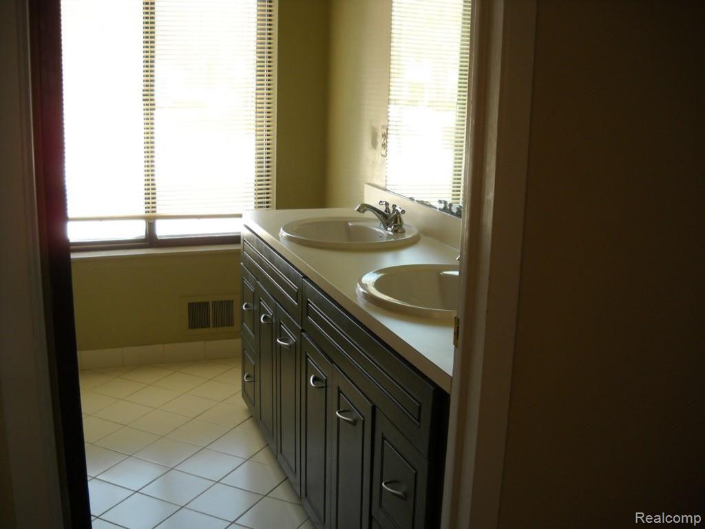 658 Timberline Drive Rochester, MI 48309 - Photo 10 of 16 DSCN1405.jpg