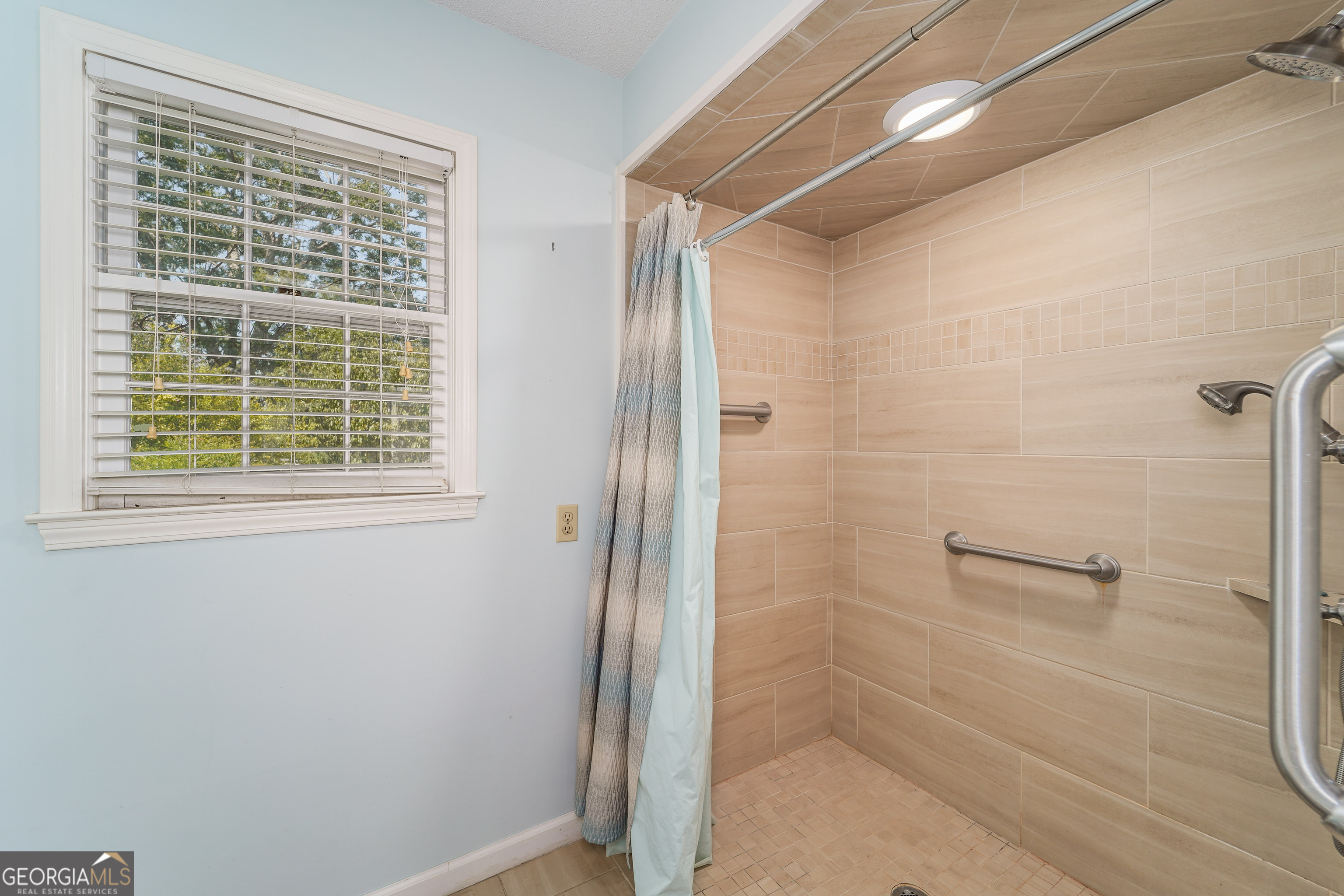1671 Warren Carter Road Douglas, GA 31533 - Photo 44 of 57 a bathroom with a bathtub