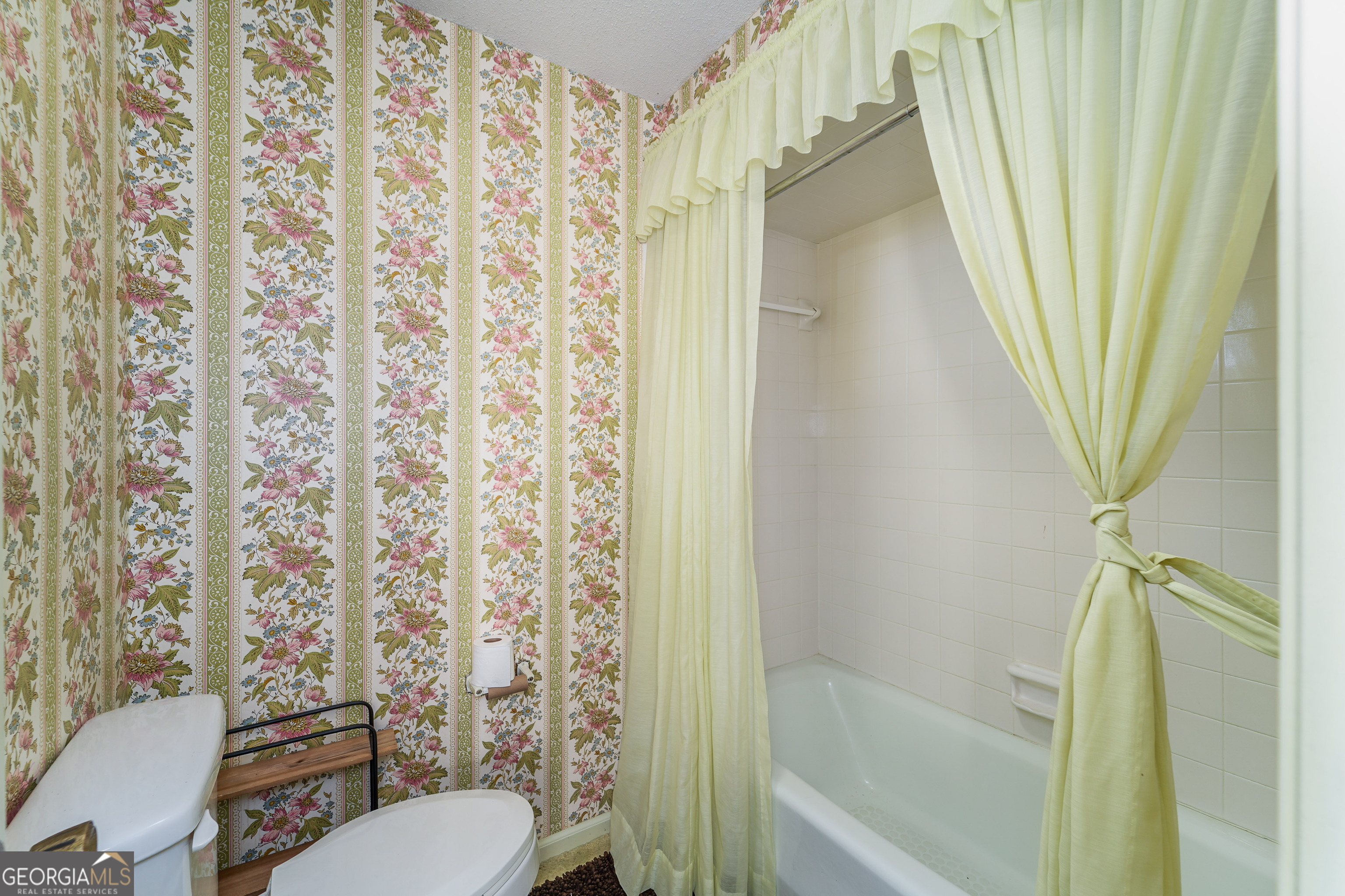 1671 Warren Carter Road Douglas, GA 31533 - Photo 47 of 57 a bathroom with a toilet and a shower curtain
