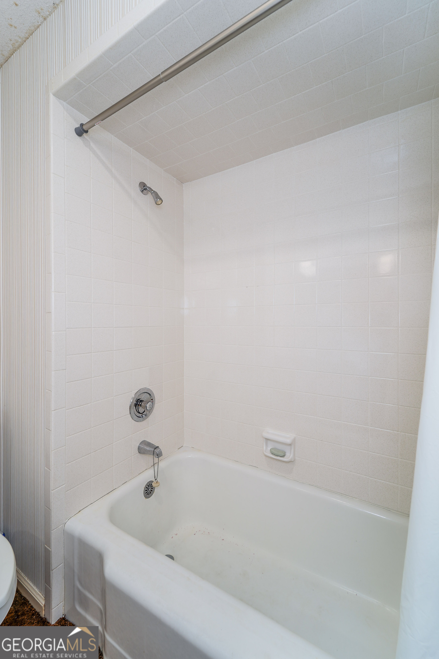 1671 Warren Carter Road Douglas, GA 31533 - Photo 57 of 57 a bathroom with a bathtub and a toilet
