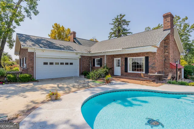 a view of a house with entertaining space