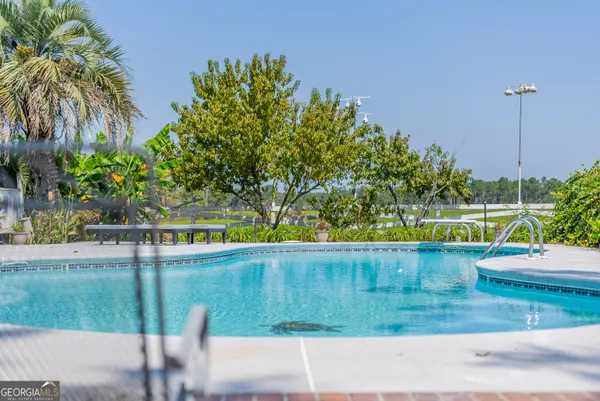 a view of a back yard