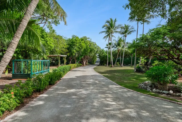 $25,000,000 | 82768 Overseas Highway, Islamorada, FL 33036