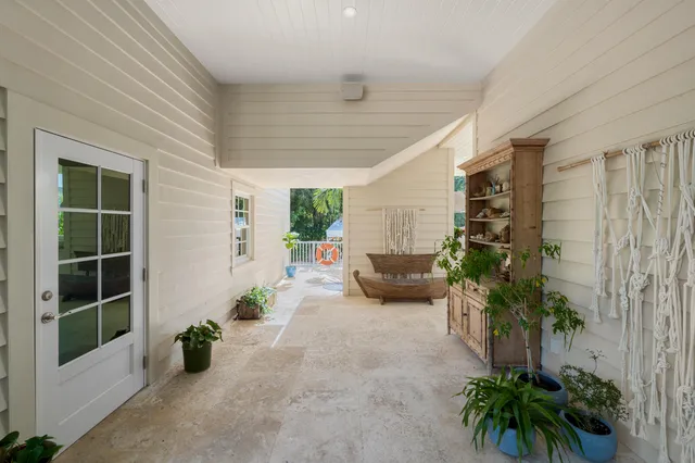 a view of a house with backyard