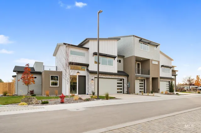 $934,900 | 5273 N River, Garden City, ID 83714