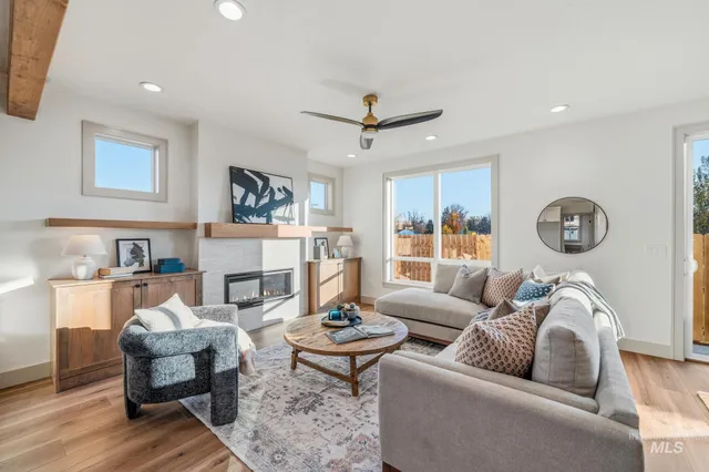 $934,900 | 5273 N River, Garden City, ID 83714