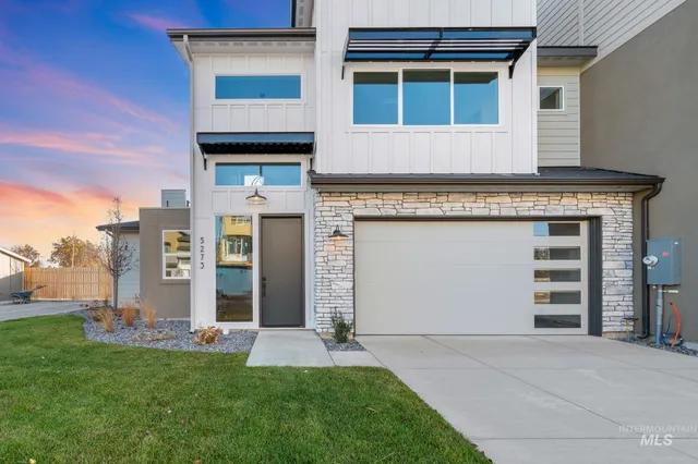 $934,900 | 5273 N River, Garden City, ID 83714