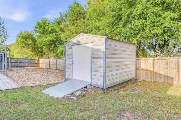 a view of a backyard