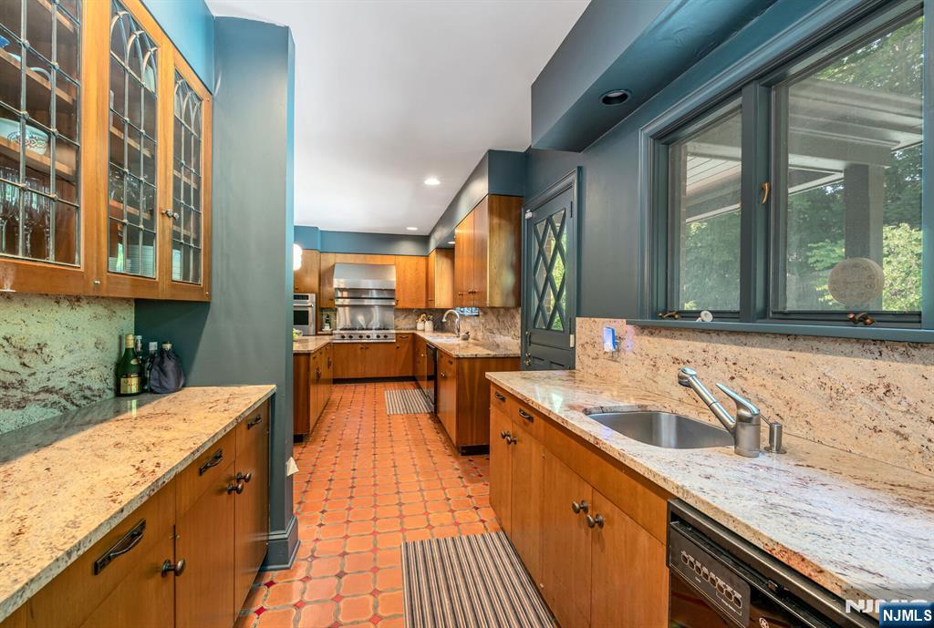 681 Closter Dock Road Closter, NJ 07624 - Photo 12 of 40
