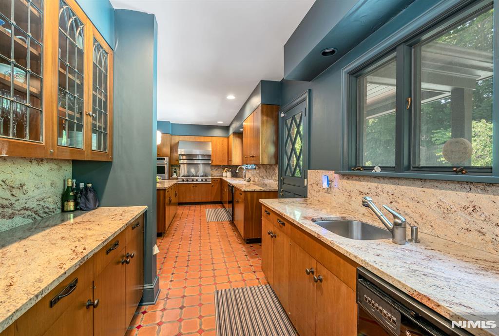 681 Closter Dock Road Closter, NJ 07624 - Photo 12 of 40