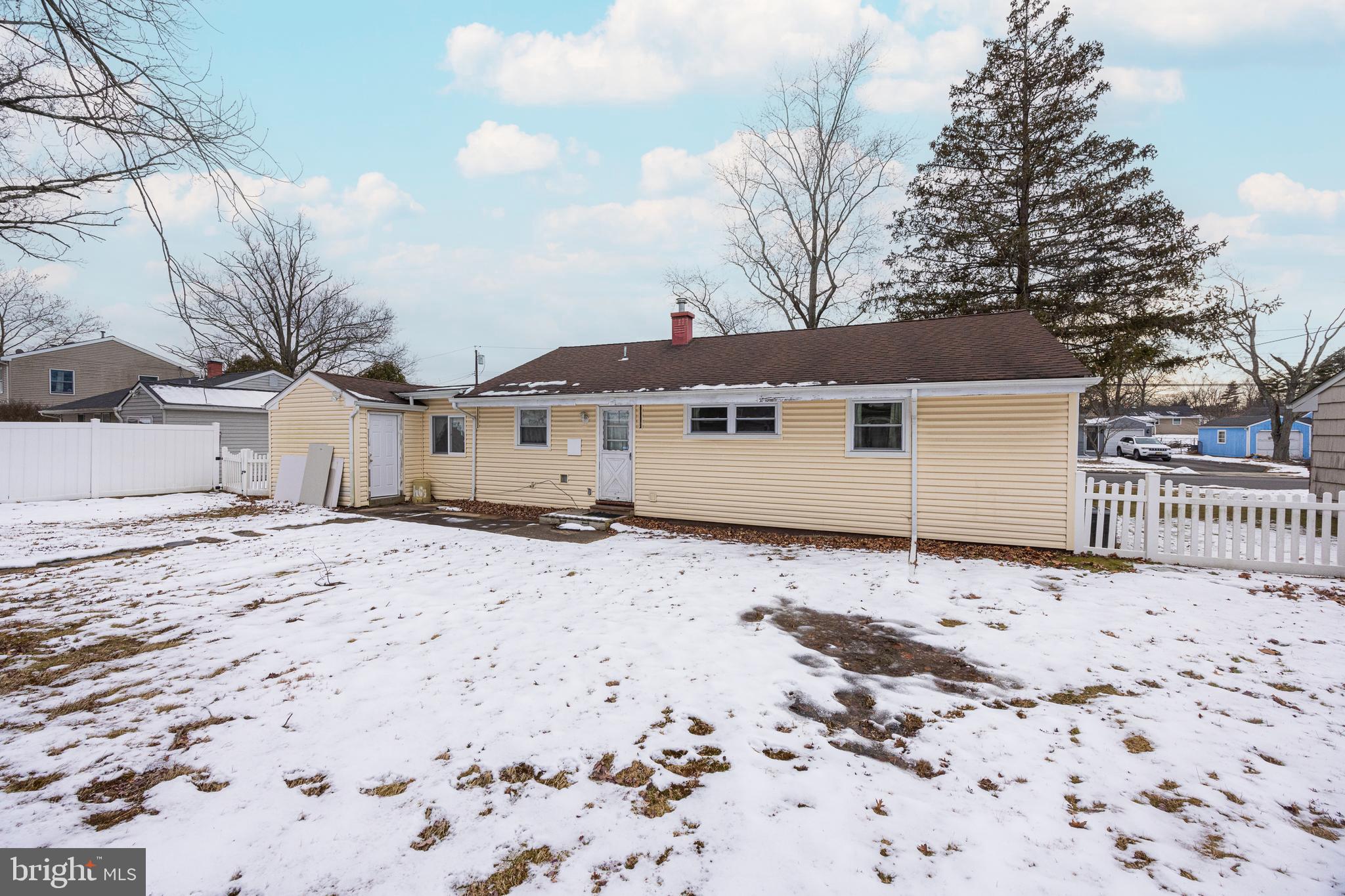 44 Matthew Drive Hamilton, NJ 08690 - Photo 24 of 27 a backyard of a house
