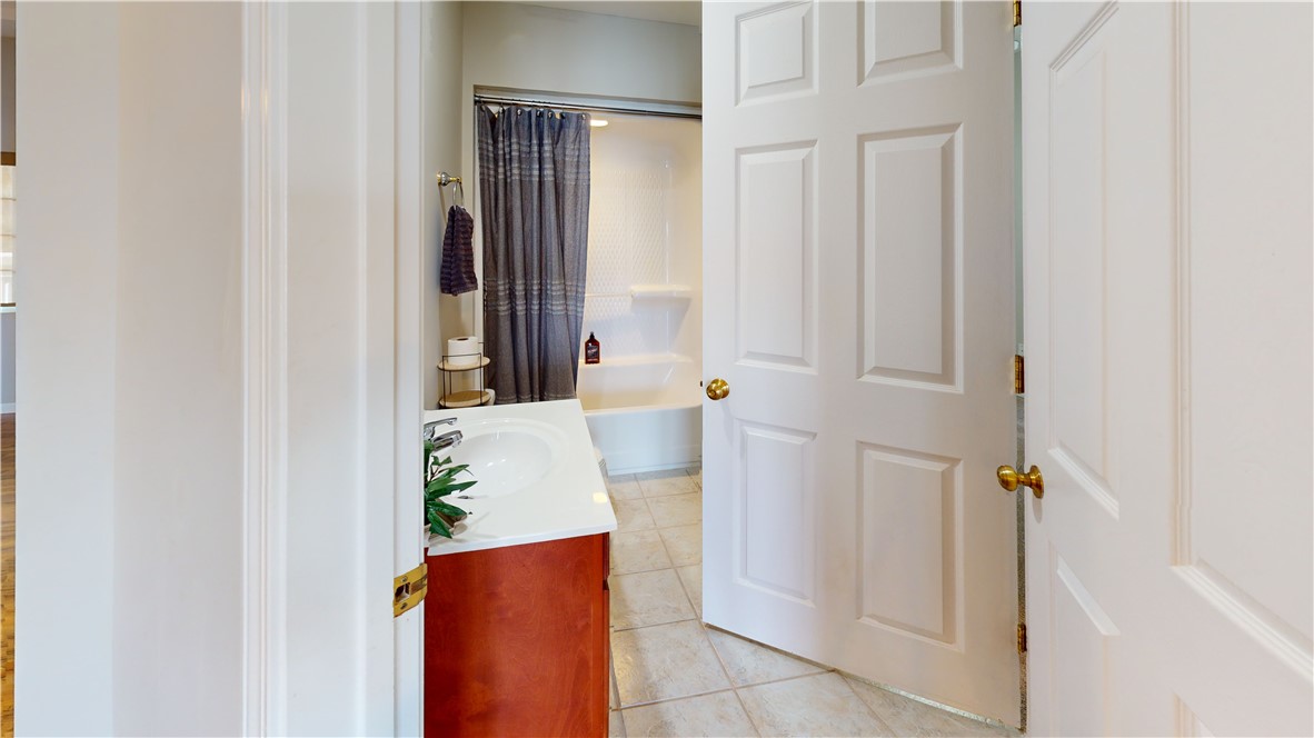 849 Tiger Boulevard, Unit 202 Clemson, SC 29631 - Photo 8 of 25 Hall bath connected to guest room