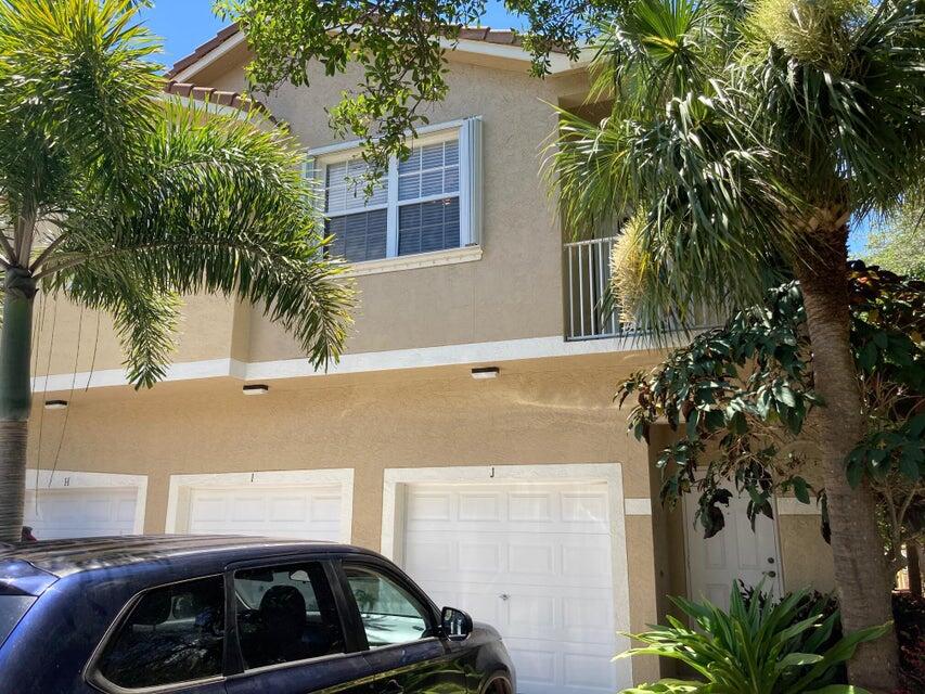 101 Lighthouse Circle, Unit J Tequesta, FL 33469 - Photo 4 of 13 a view of a backyard with plants