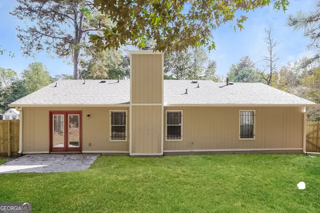 a view of a house with a yard