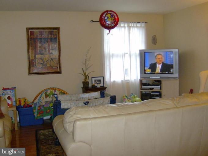 2410 Steele Road Baltimore, MD 21209 - Photo 8 of 14 Living Room