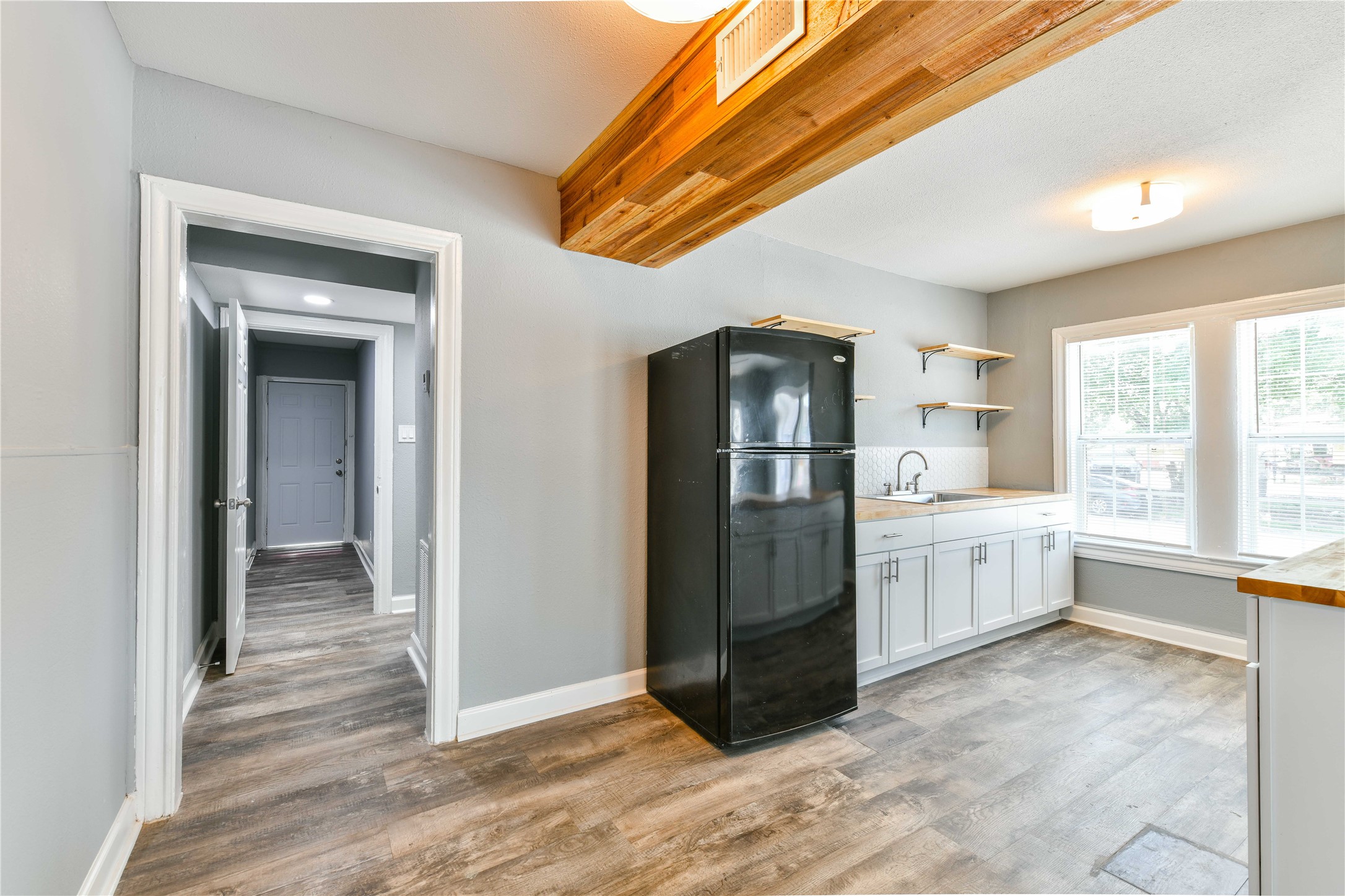 4615 Schroeder Street, Unit 1 Houston, TX 77011 - Photo 18 of 28 a large windows in a kitchen