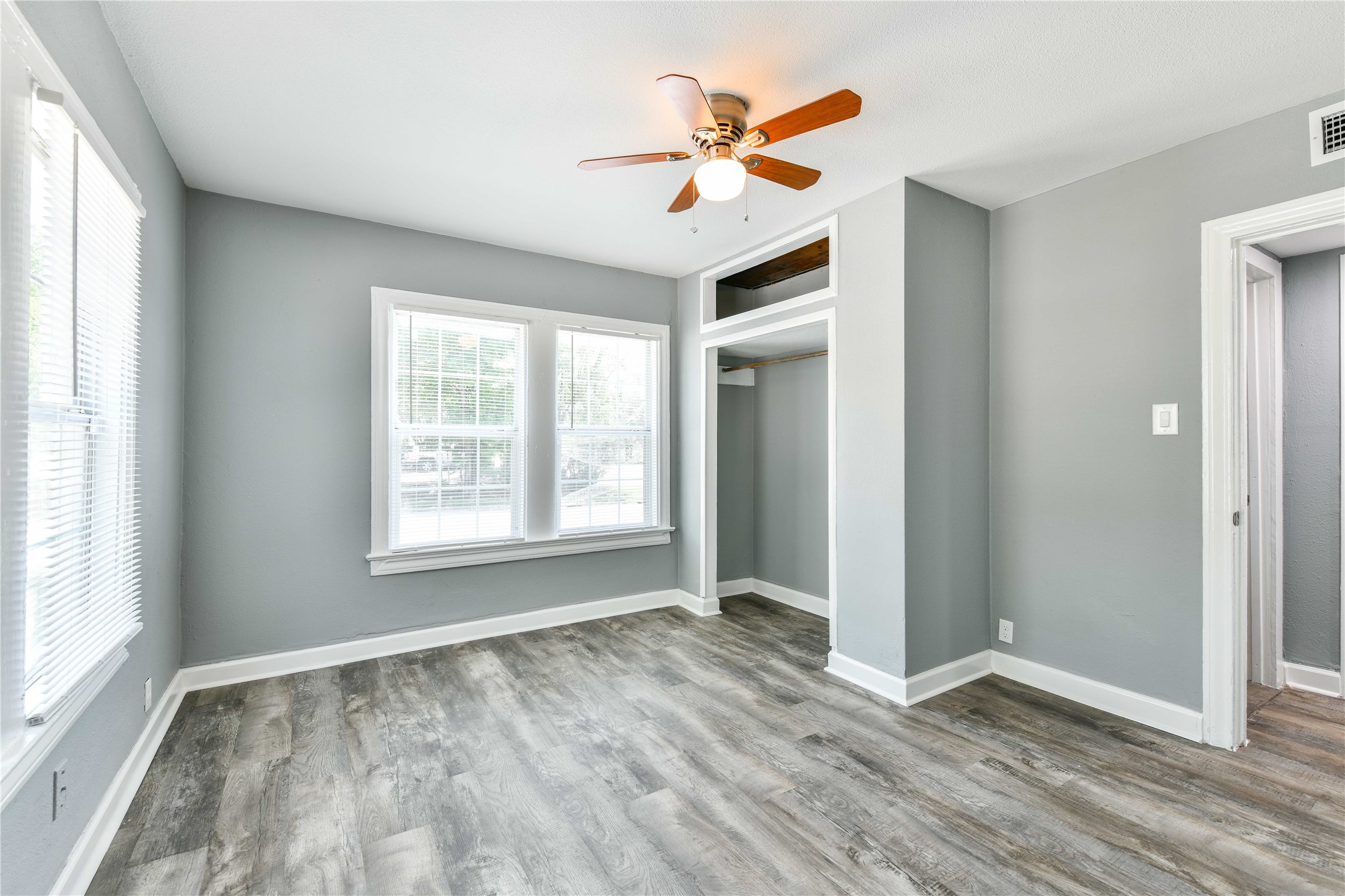 4615 Schroeder Street, Unit 1 Houston, TX 77011 - Photo 20 of 28 an empty room with a window and a ceiling fan
