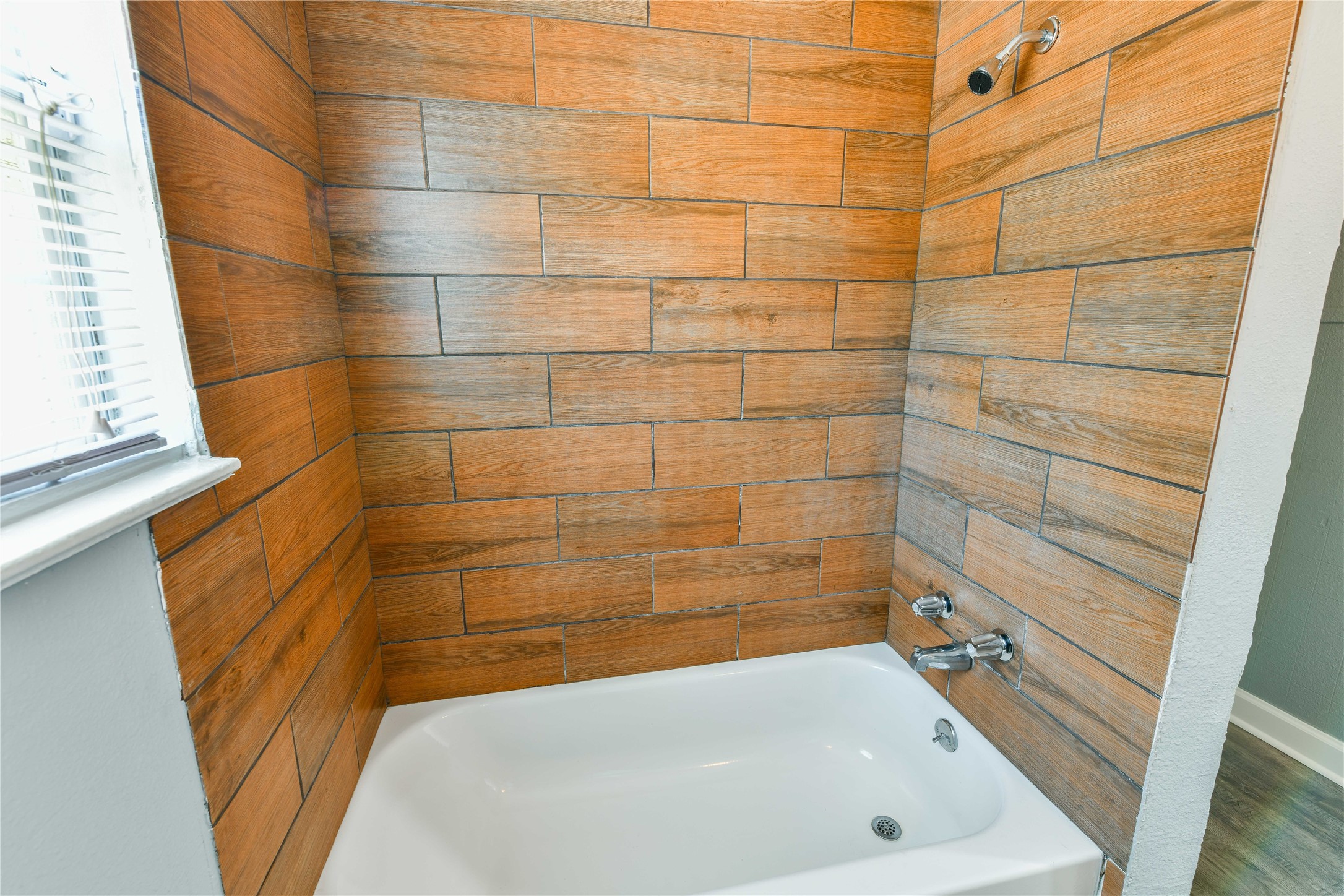 4615 Schroeder Street, Unit 1 Houston, TX 77011 - Photo 23 of 28 a bathroom with a bathtub