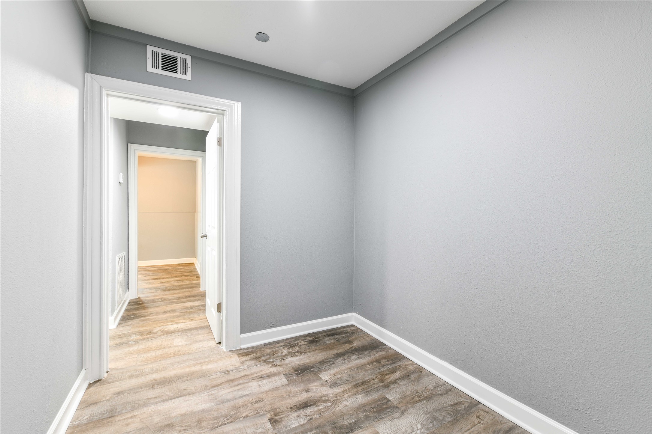 4615 Schroeder Street, Unit 1 Houston, TX 77011 - Photo 26 of 28 a view of a hallway