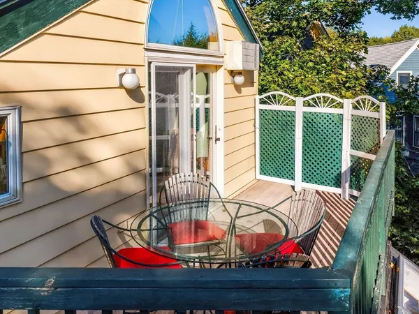 a view of entryway with outdoor area