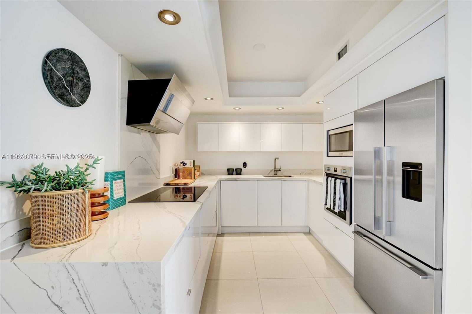 5600 Collins Avenue, Unit 9M Miami Beach, FL 33140 - Photo 8 of 26