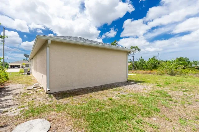 a view of a yard in front of the house