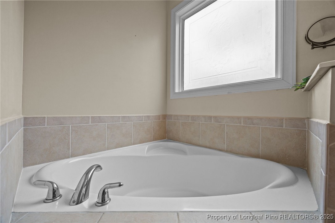 10 Braxton Court Erwin, NC 28339 - Photo 16 of 28 a bathroom with a bathtub