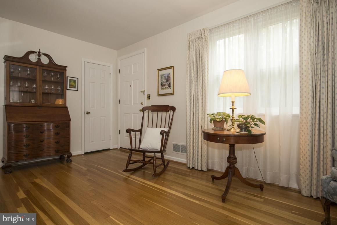 10411 Greentop Road Cockeysville, MD 21030 - Photo 4 of 30 Living Room