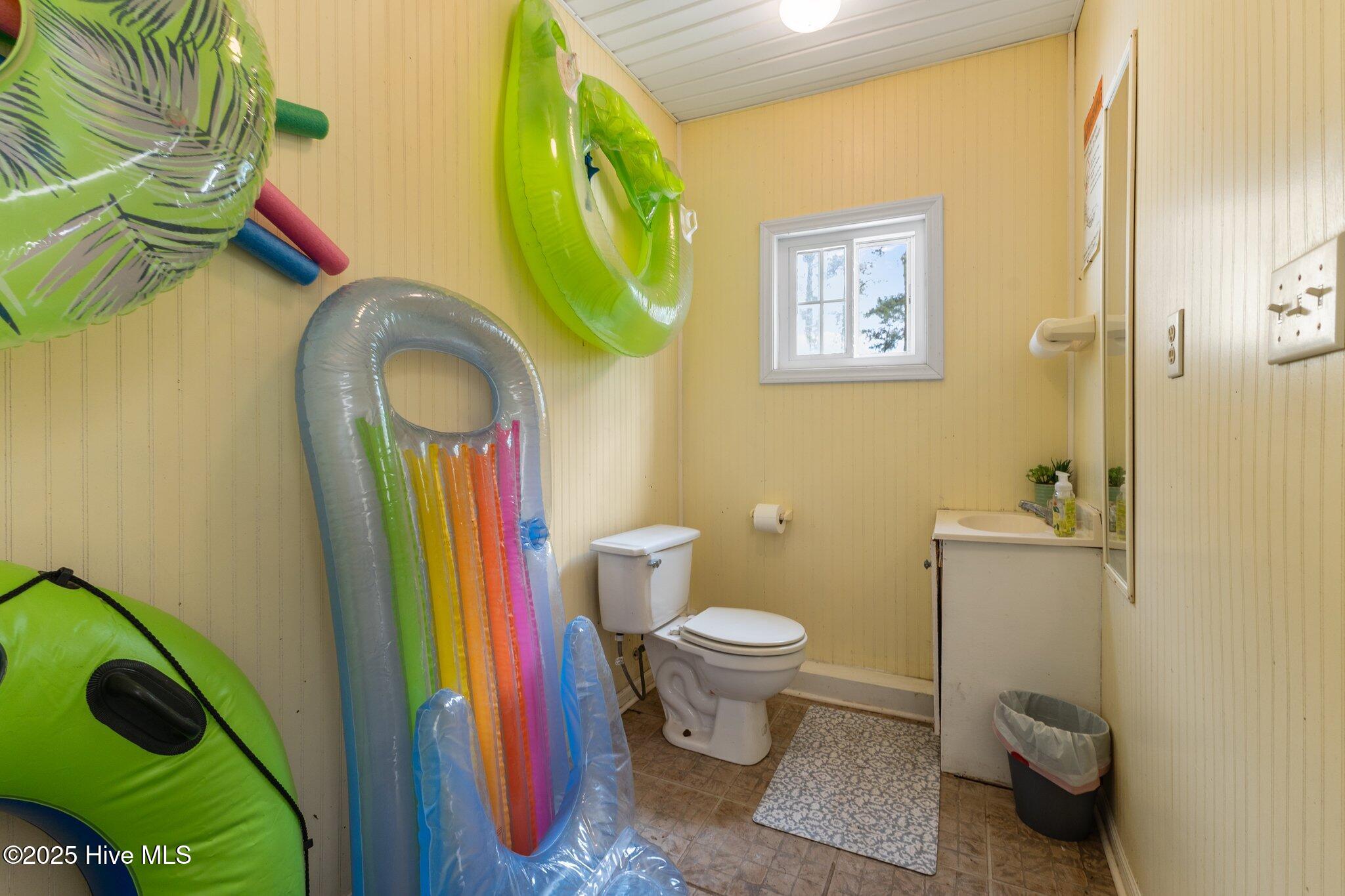 1033 Pearson Road Clinton, NC 28328 - Photo 35 of 59 Half bath in pool house