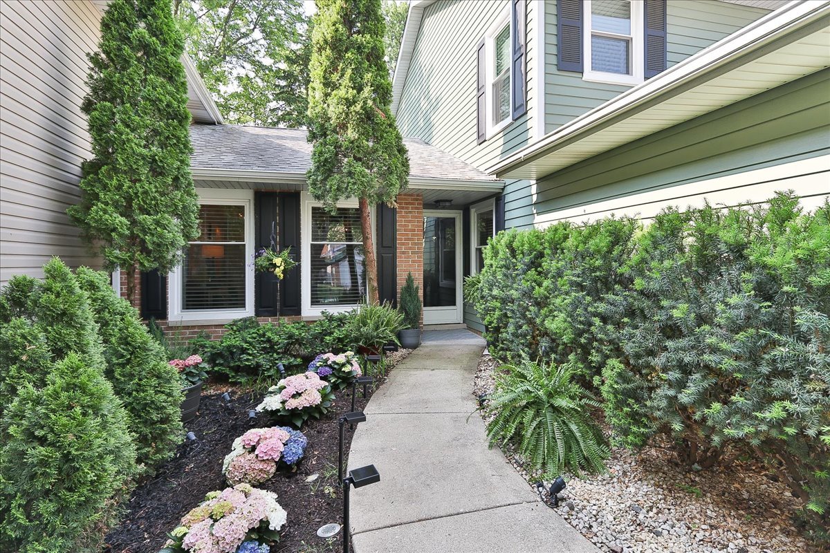 129 Regency Drive Lombard, IL 60148 - Photo 4 of 58 a view of a house with potted plants
