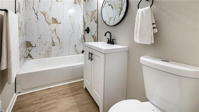 $354,000 | 17 Northwest Briarcliff Lane, Kansas City, MO 64116