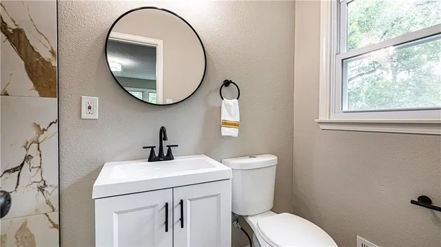 $354,000 | 17 Northwest Briarcliff Lane, Kansas City, MO 64116