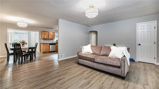 $354,000 | 17 Northwest Briarcliff Lane, Kansas City, MO 64116