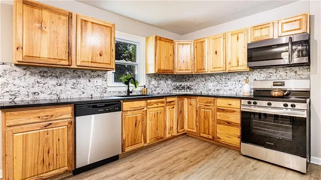 $354,000 | 17 Northwest Briarcliff Lane, Kansas City, MO 64116