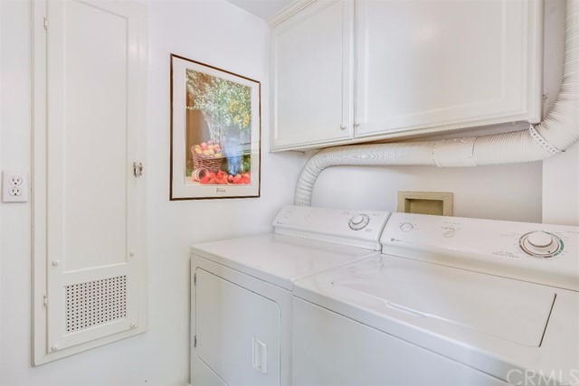 167 Cedar Circle Lake Arrowhead, CA 92352 - Photo 14 of 38 a bedroom with a bed and a window