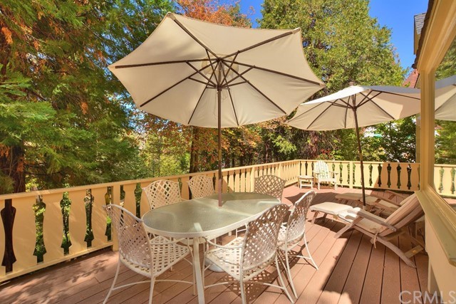 167 Cedar Circle Lake Arrowhead, CA 92352 - Photo 23 of 38 a balcony with table and chairs