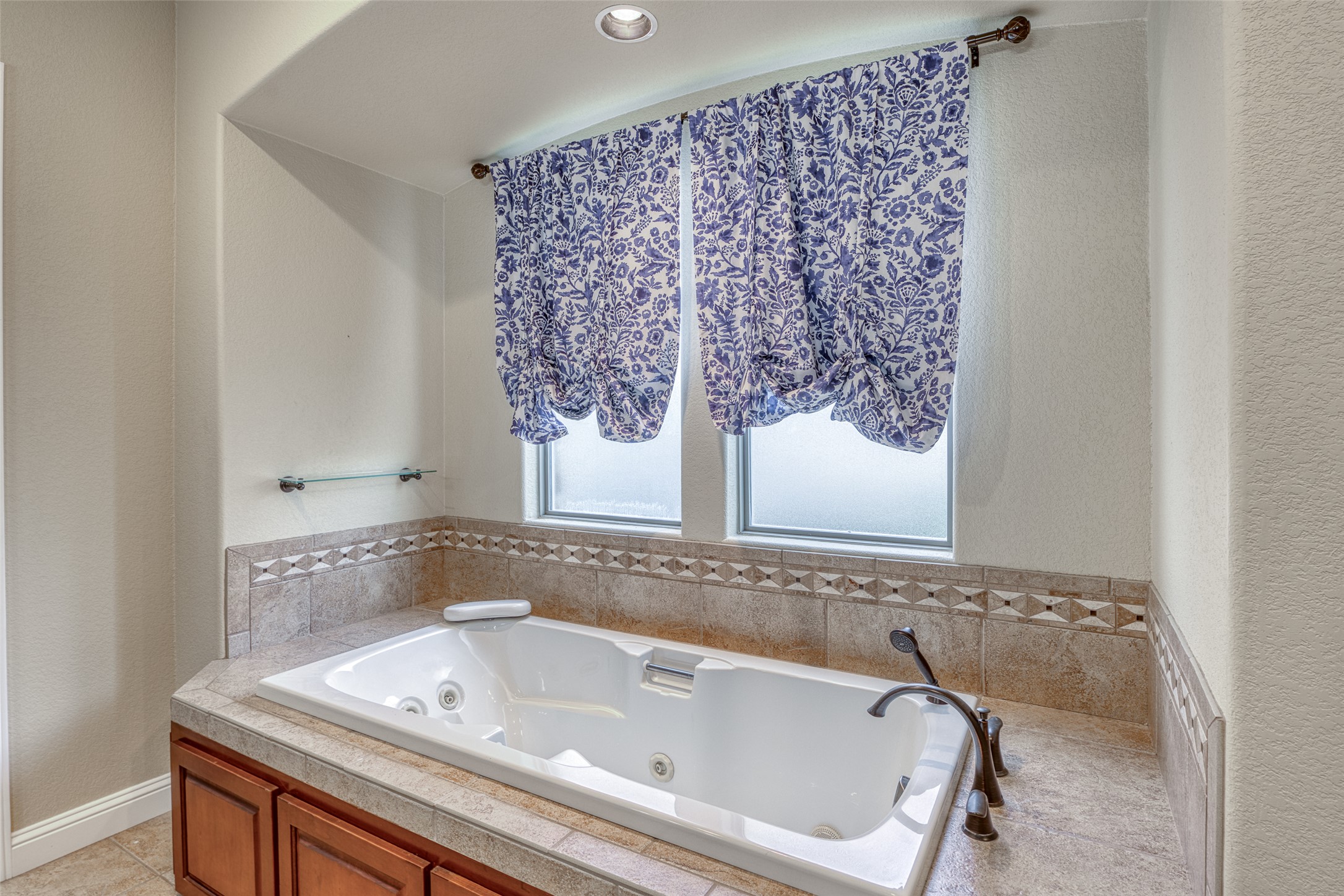 114 Preston Trail Meadowlakes, TX 78654 - Photo 13 of 23 a bathroom with a bathtub and window