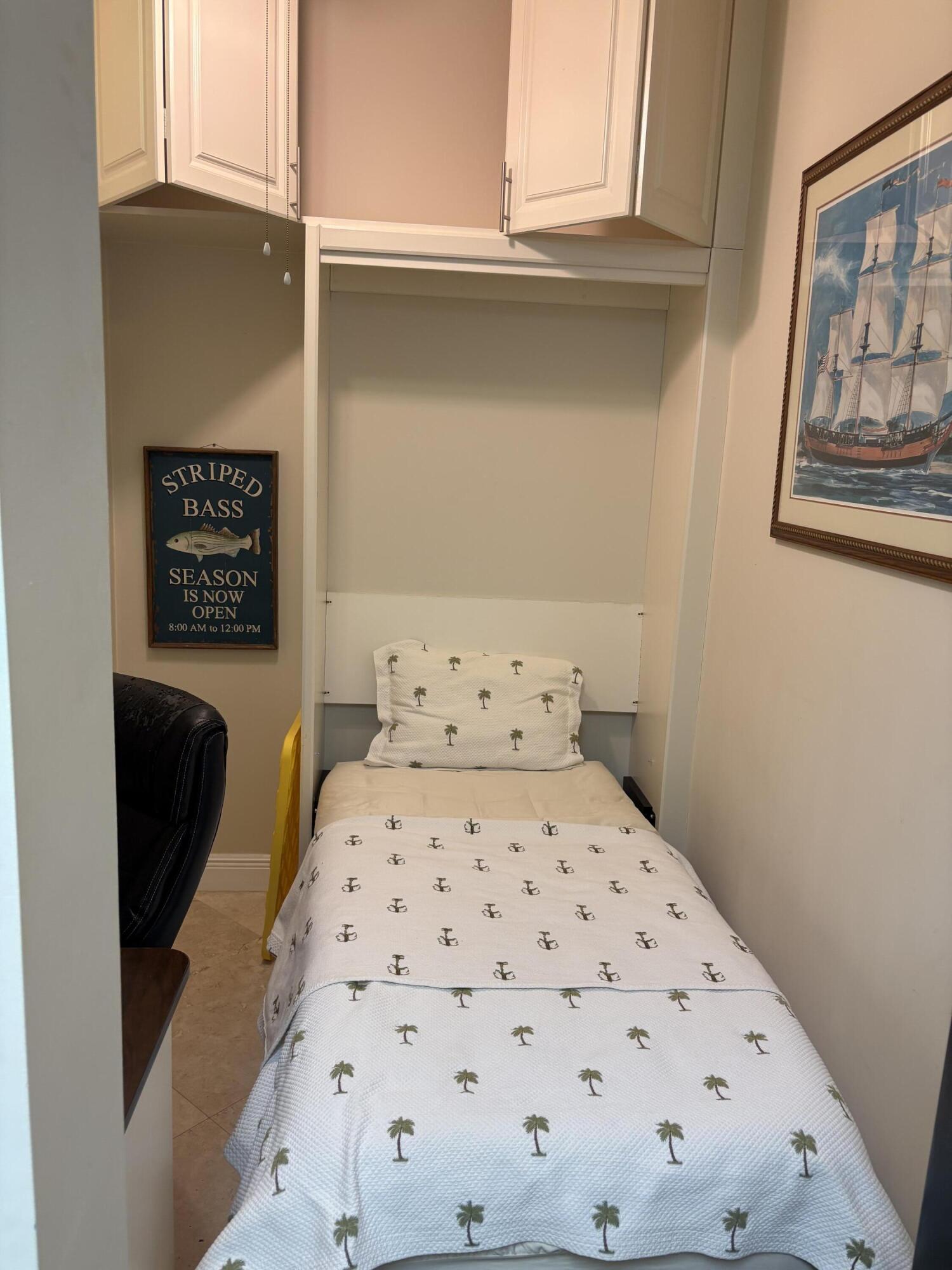 14 Harbour Isle Drive West, Unit 106 Fort Pierce, FL 34949 - Photo 22 of 23 a bedroom with a bed and a window