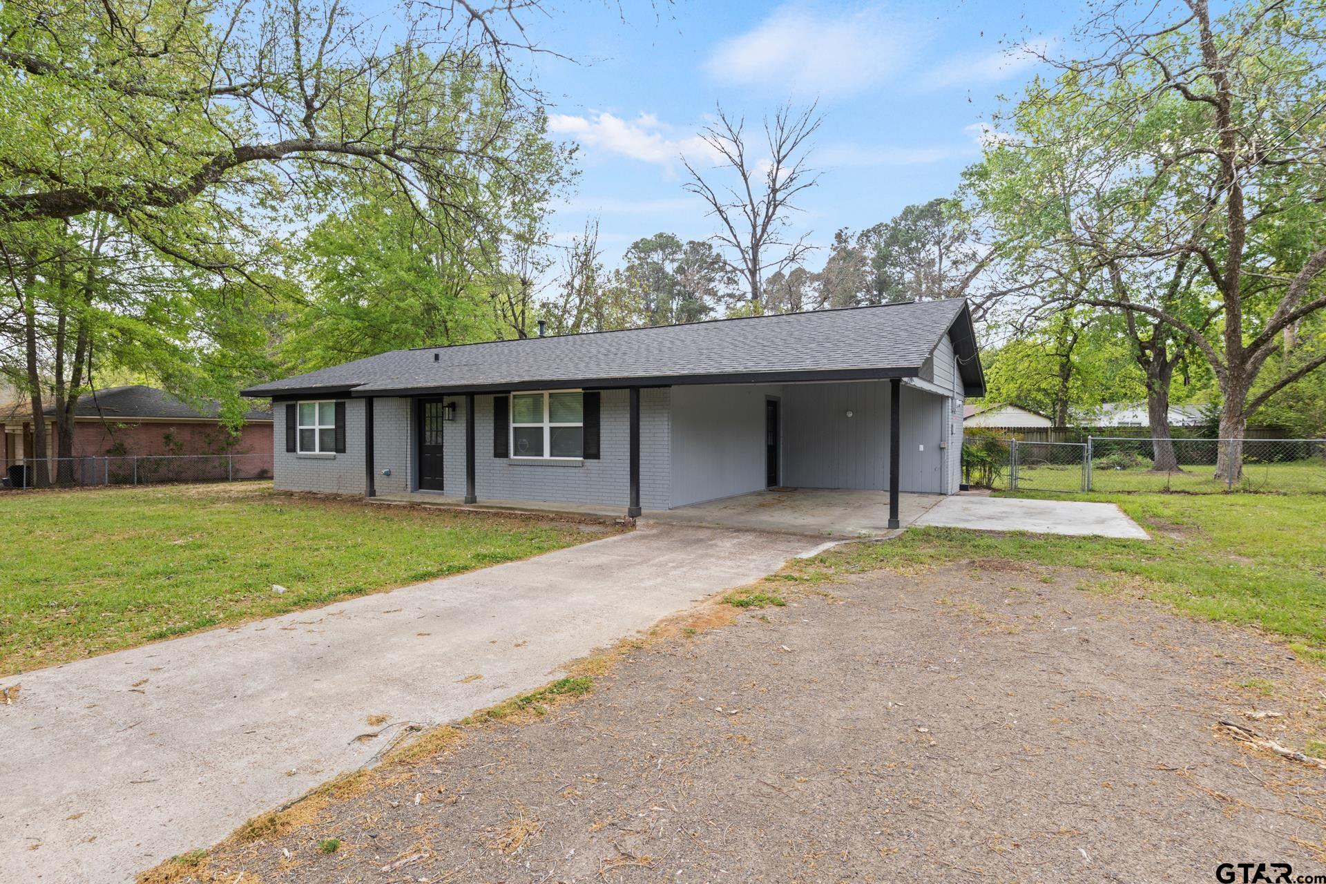 802 Quitman Street Pittsburg, TX 75686 - Photo 3 of 24 front view of a house with a yard