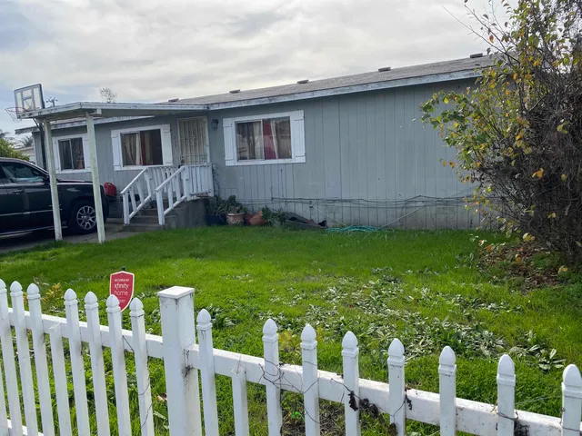 a view of a house with a yard and plants