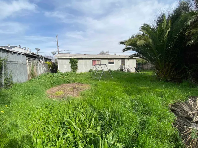 a view of a yard in front of house