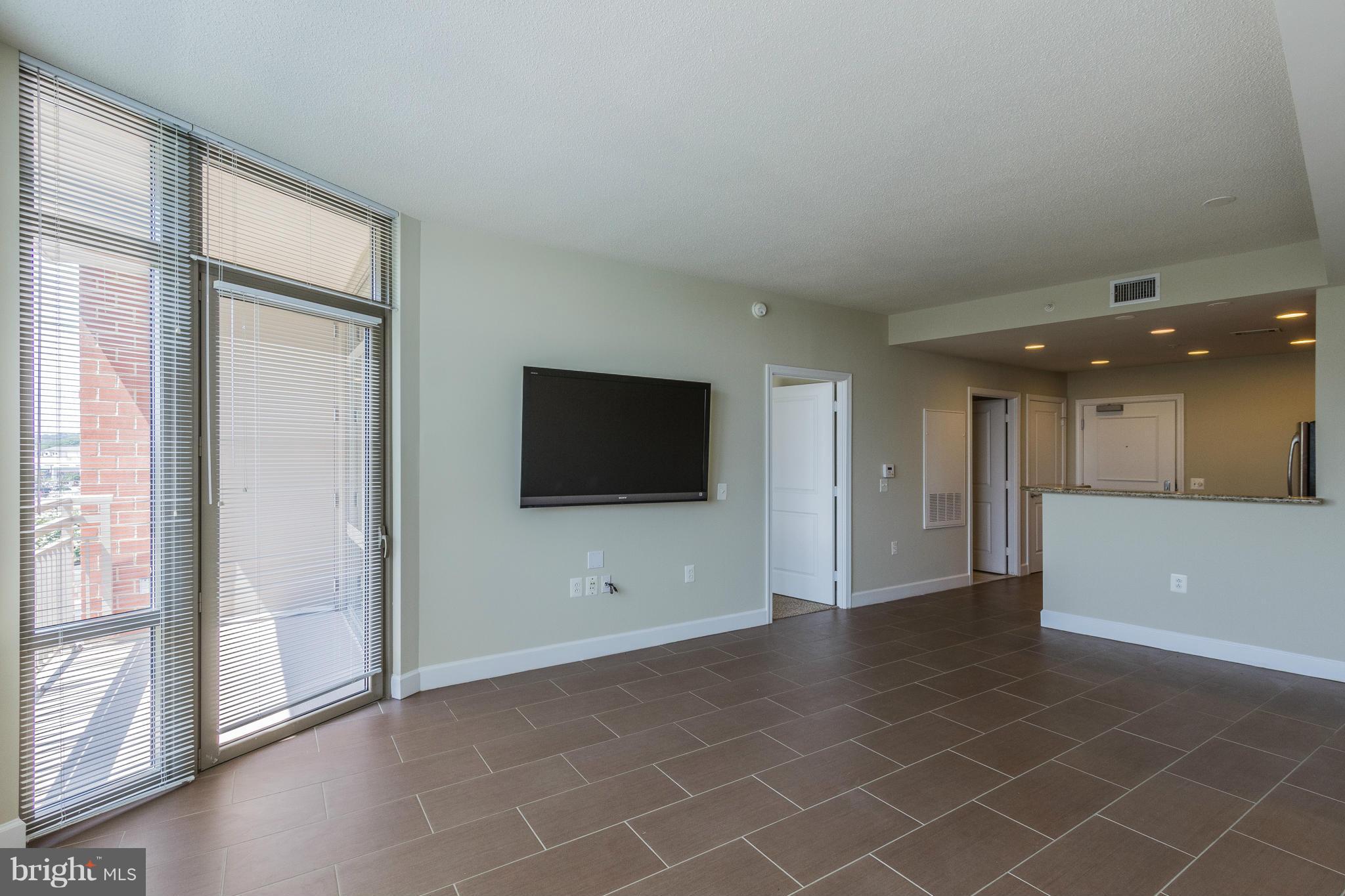 3650 South Glebe Road, Unit 370 Arlington, VA 22202 - Photo 3 of 30 Living Room