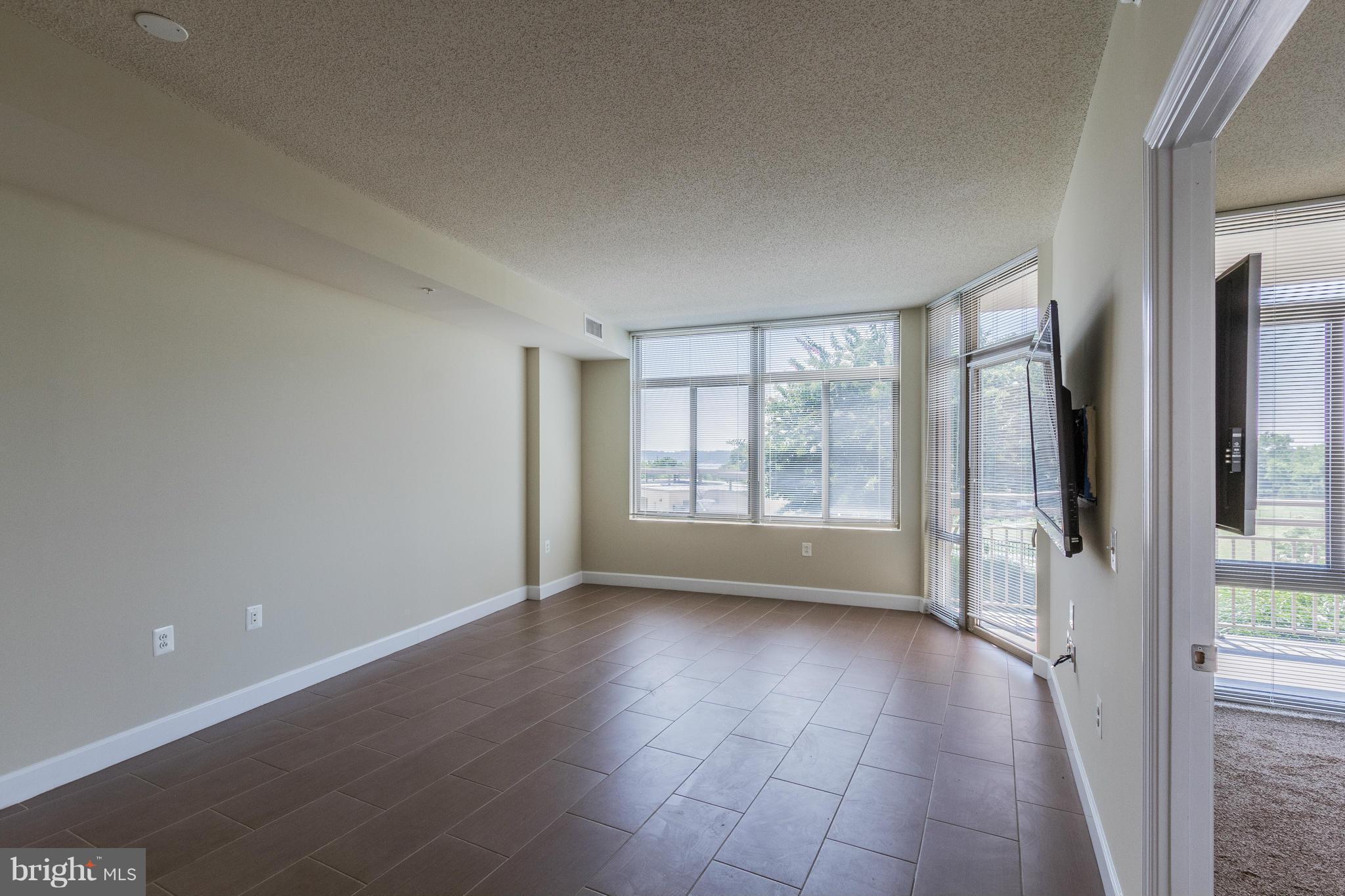 3650 South Glebe Road, Unit 370 Arlington, VA 22202 - Photo 4 of 30 Living Room