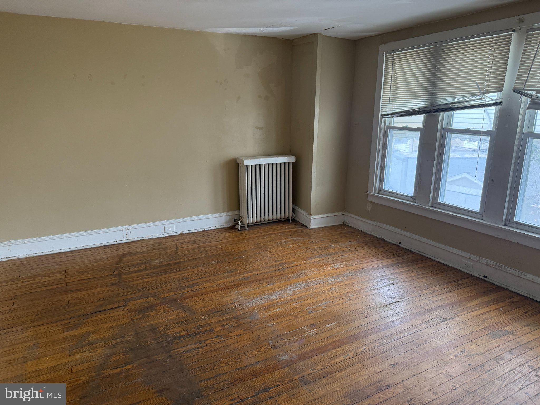 914 Marshall Road Sharon Hill, PA 19079 - Photo 10 of 27 Spacious room with natural light.