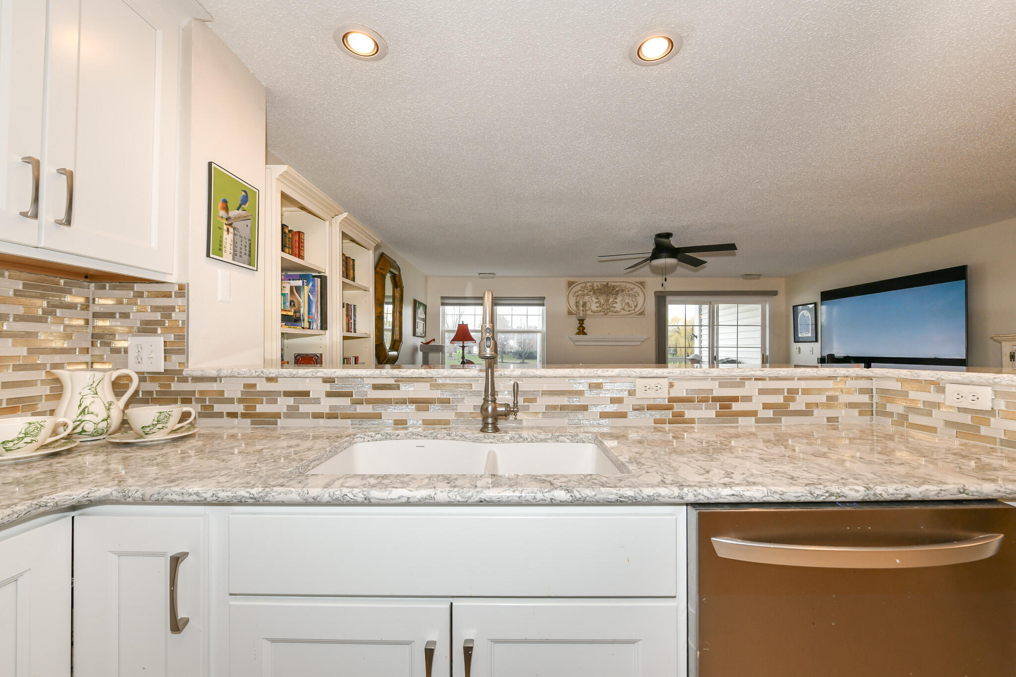 2237 Landings Lane Delavan, WI 53115 - Photo 13 of 41 Kitchen