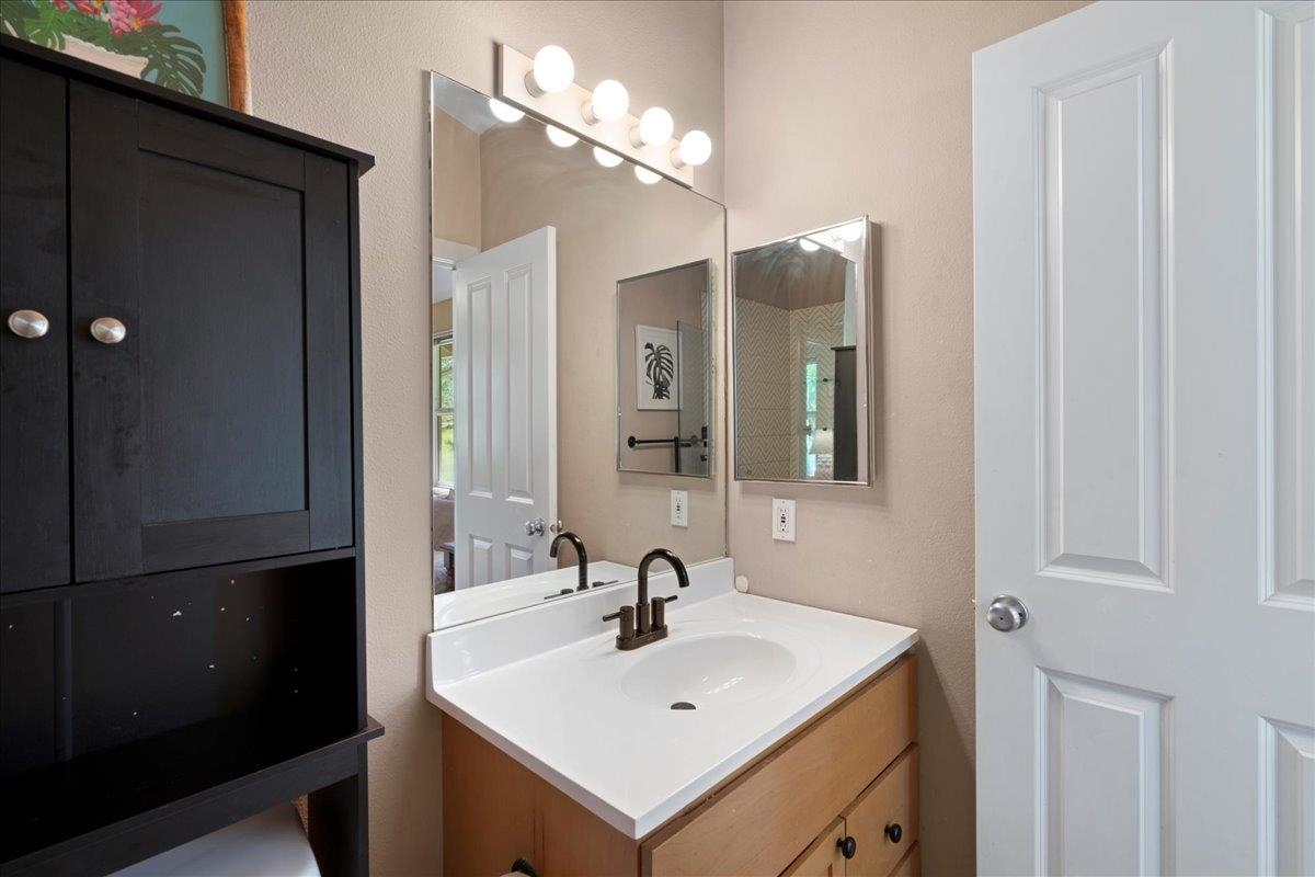2740 Liholani Street, Unit 10 Pukalani, HI 96768 - Photo 40 of 50 a bathroom with a sink and a mirror